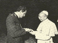 Il Generale Francesco Andreotti consegna al Papa Paolo VI una targa con la medaglia del raduno