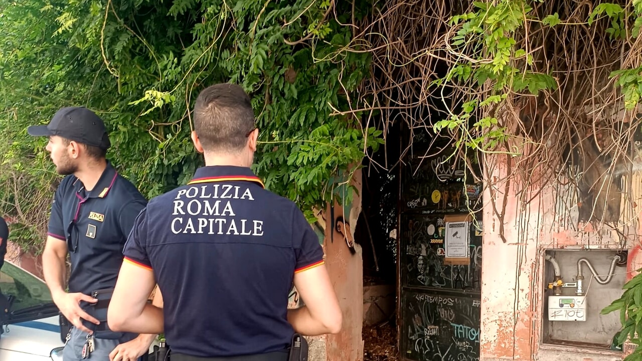 Pattuglia agenti Roma di spalle maniche corte