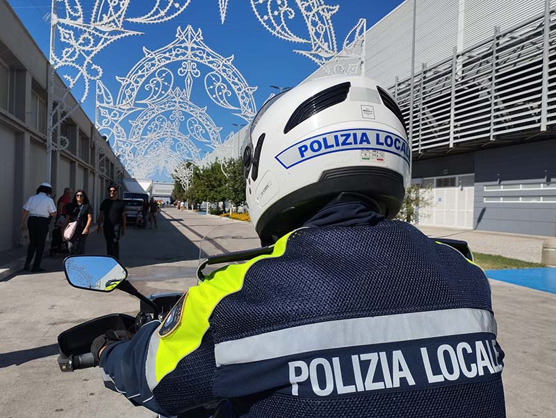 motociclista bari di spalle