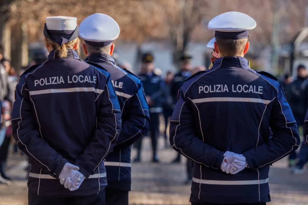 Agenti Polizia Locale (pi� agenti di schiena)